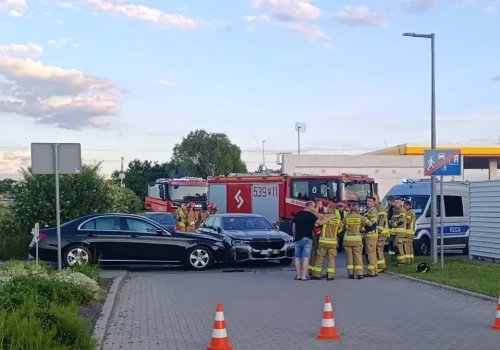 Umył Mercedesa i uszkodził lśniące BMW (ZDJĘCIA)