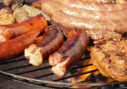 W rok kiełbasa podrożała o 35%. W tym czasie tuczniki staniały o blisko 33%