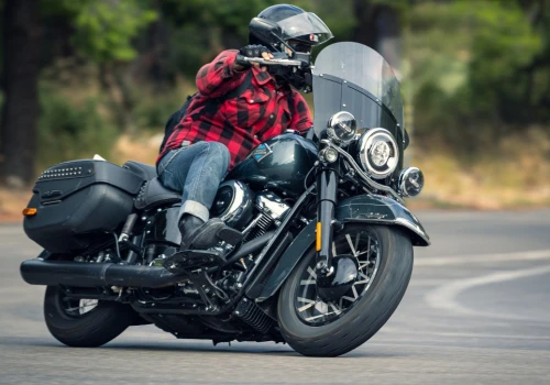 Ten motocyklowy paradoks przeczy logice. Skręcasz w prawo, jedziesz w lewo