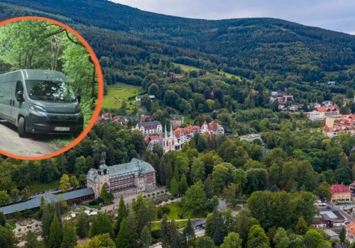 Tłumy w Karkonoszach. Turyści blokują drogi i niszczą przyrodę