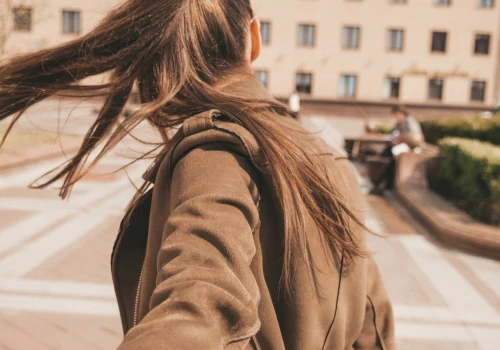 Już nie ramoneska, a ta kurtka króluje na ulicach w 2026. Kobiety oszalały na jej punkcie