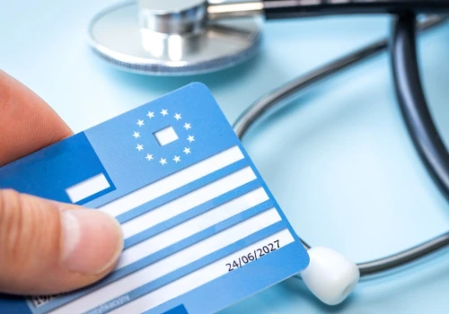 Karta, którą należy zabrać na wakacje. Polacy zapominają, potem płaczą i płacą
