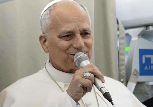 Niewiarygodne sceny. W samolocie pojawił się papież Leon XIV. W jego kierunku padło jedno pytanie