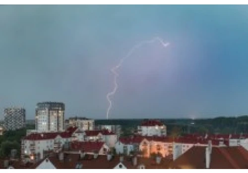 Nadciągają burze z gradem i silny wiatr. IMGW wydał alert dla 7 województw