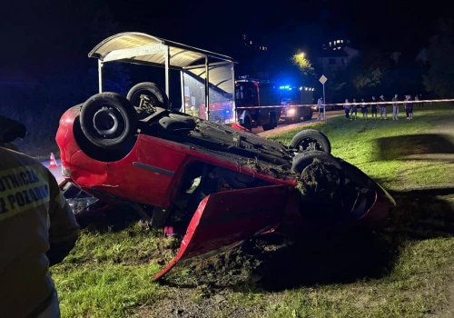 Dachował i uderzył w przystanek