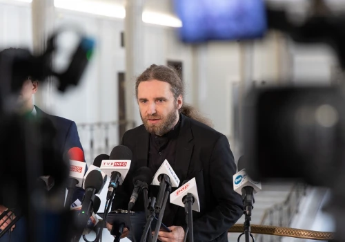 „Może się zrzucicie we dwóch”. Sośnierz dosadnie wbija szpilę