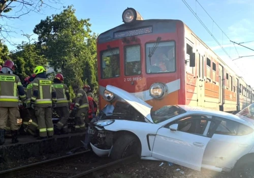 Porsche wjechało wprost pod pociąg. Za kierownicą siedział 69-latek