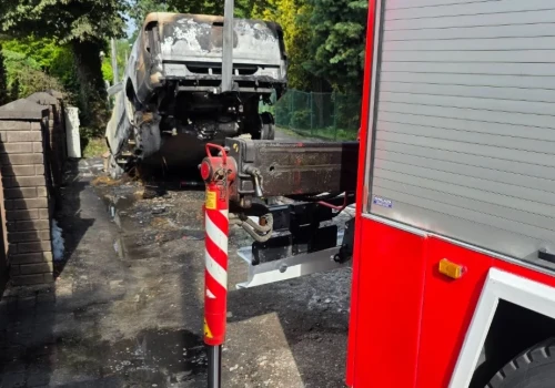 Nocny pożar samochodu elektrycznego w Mysłowicach. Strażacy od wielu godzin schładzają baterię