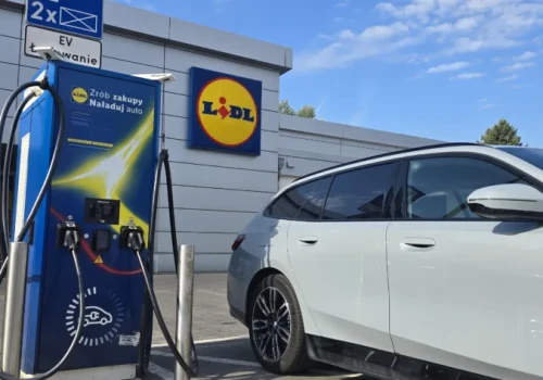 Lidl kusi w Niemczech ceną 1,14 zł/kWh na DC. W Polsce płacimy ponad dwa razy więcej!