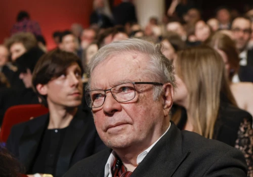 Krzysztof Zanussi doznał wypadku na planie filmu. Film kończył ze szpitala