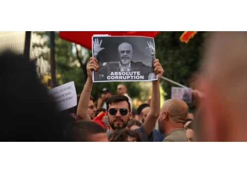 „Rewolucja flamingów”. Edi Rama kpi z protestów
