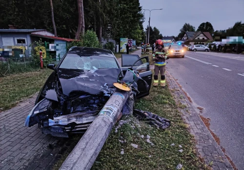 Okuninka: latarnia „zatrzymała” pijanego 19-latka w Audi. Uciekał przed policjantami i rozbił kilka pojazdów
