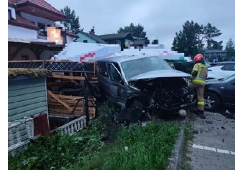 Pościg za pijanym 19-latkiem. Staranował auta, zatrzymał się na latarni