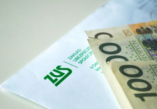 Oszuści mają nowy patent na emerytów. ZUS ostrzega i podaje jeden numer