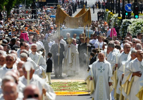 Pastorał w stylu Gaudiego dla papieża Leona XIV
