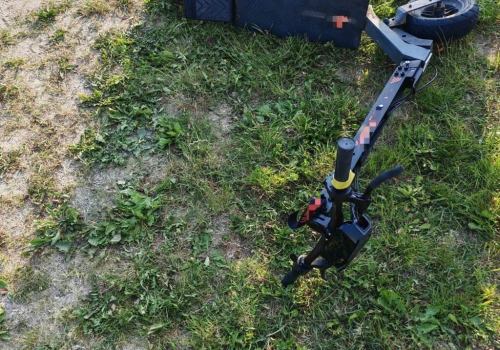 Dwie 14-latki jechały na elektrycznej hulajnodze i się wywróciły. Nie miały założonych kasków