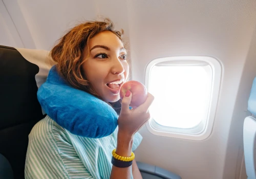 Jedzenie w samolocie pod lupą. Co wolno wnieść na pokład Ryanaira, TUI i easyJet, a czego lepiej unikać?