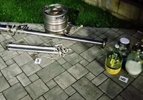 Nielegalnie łowił ryby. Na posesji znaleziono także sprzęt do produkcji alkoholu
