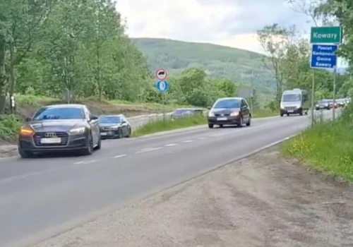 Drogowy armagedon w Kowarach. Powrót z długiego weekendu sparaliżował ruch