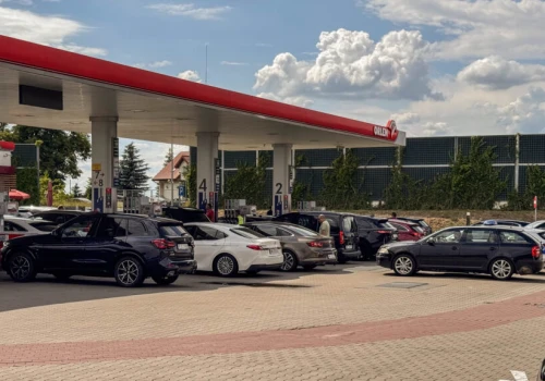 Stacje benzynowe oblężone, gigantyczne kolejki do restauracji. Tak Polacy wracali z długiego weekendu