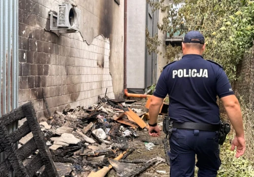 Policjanci ustalają przyczyny pożaru pojemnika na odpady oraz składowanych przedmiotów, które znajdowały się kilka metrów dalej. Uszkodzony budynek