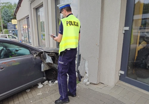 Z ostatniej chwili: Nietrzeźwy skosił słupki, znaki drogowe i uderzył w sklep – foto