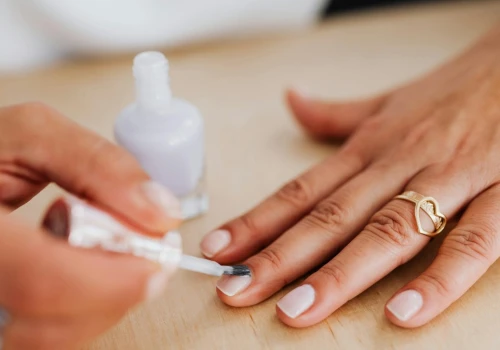 Manicure w stylu włoskim. Prosty trik wydłuża paznokcie i wysmukla dłonie