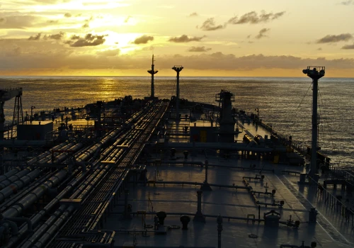 OPEC+ podniesie wydobycie ropy. Wojna USA z Iranem utrudnia realizację celu