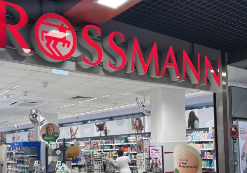 Kosztują mniej niż 100 zł, a czuć je nawet kilka dni - Rossmann przecenia zapach od Guess