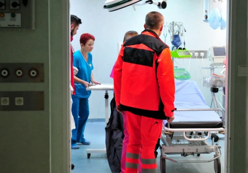 W karetce mogą samodzielnie ratować pacjentów, na SOR już nie. Ratownicy medyczni chcą zmian