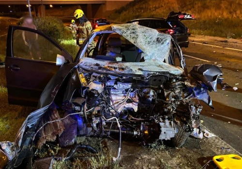 Straszny wypadek w Poznaniu. Z auta aż wyrwało silnik. Dwie osoby w ciężkim stanie