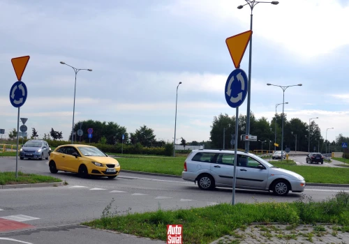 Kiedy na rondzie trzeba włączać lewy kierunkowskaz? Wyjaśniam wyrok sądu