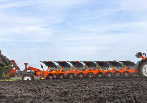 Kuhn Multi-Challenger XT – gigantyczny pług z 14 korpusami dla ciągników o mocy do 700 KM