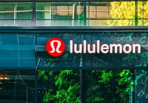 Lululemon podbija Warszawę. Tymczasem na świecie... płonie im grunt pod nogami