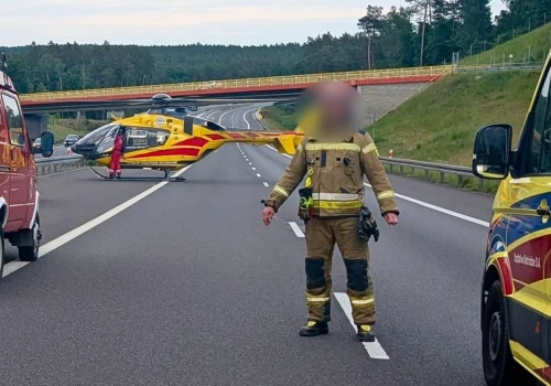 Trzy pojazdy zderzyły się na S7. Wezwano śmigłowiec LPR