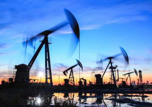 Ropa znów drożeje. OPEC+ zwiększa wydobycie, ale to za mało