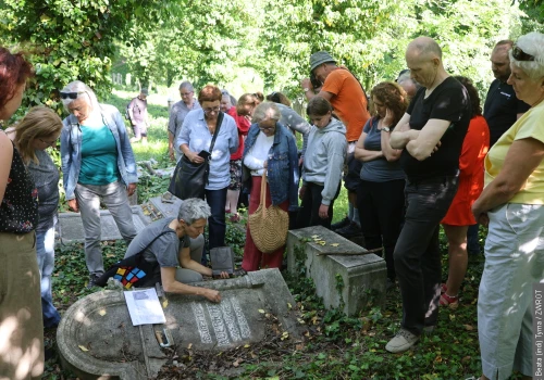 Spacer po starym cmentarzu żydowskim połączył historię z przyrodą. O nagrobkach opowiadała Irena French, o roślinach Stanisław Kawecki
