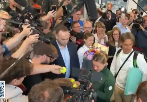 Maja Chwalińska już w Polsce! Szał na lotnisku po powrocie finalistki French Open