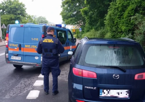 Chwiejnym krokiem do auta, zygzakiem po ulicy. Strażnicy miejscy zatrzymali pijanego kierowcę na os. Grunwaldzkim