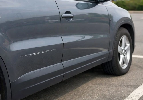 Samochód zarysowany na parkingu. Co zrobić, jak się zachować?