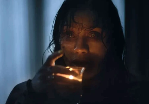 Pełna scena ze świecą z horroru Martwe zło: Ogień. Boli od samego patrzenia