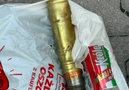 Dwaj mężczyźni mieli uderzać pociskiem o ziemię. Interweniowali pirotechnicy
