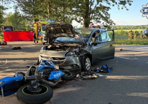 Groźne zderzenie samochodu z motocyklem. 29-latkę zabrał śmigłowiec LPR