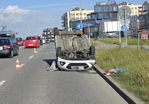 Groźny wypadek w Rzeszowie. Samochód przewrócił się na dach