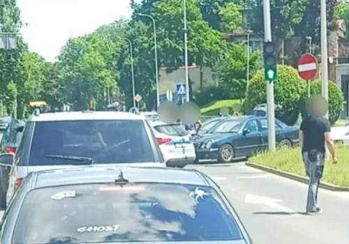 Zderzenie z udziałem motorowerzystki. Utrudnienia na ulicy Wolności