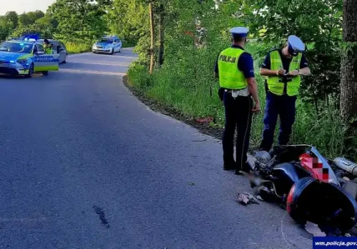 Zderzenie motocykla z motorowerem. 62-latek nie żyje, 29-latek bez uprawnień w szpitalu