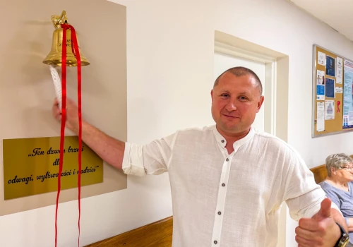 Dźwięk, który daje nadzieję. Dzwon Zwycięstwa rozbrzmiał na oddziale chemioterapii w Raciborzu