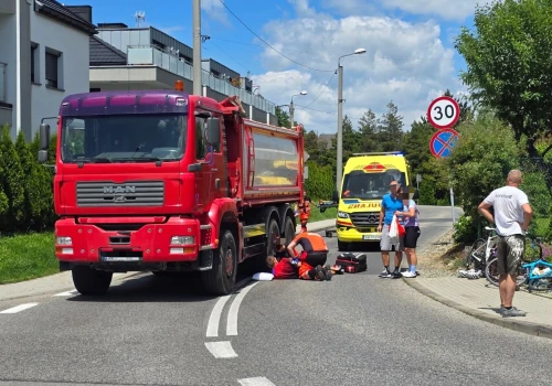 Rowerzysta wpadł pod ciężarówkę w Lipniku. Miał dużo szczęścia