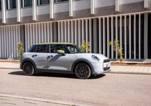 MINI i Paul Smith znowu razem. Edycja specjalna to hołd dla brytyjskiego stylu i klasycznego Mini z 1959 roku