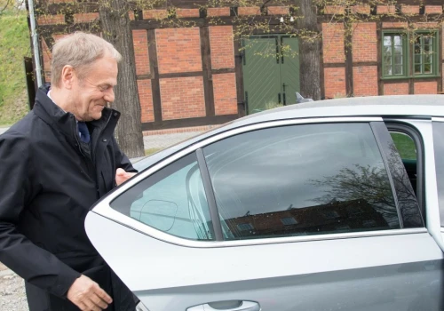 Czym jeździ Tusk, Mentzen i Zandberg? Sprawdzamy auta polityków